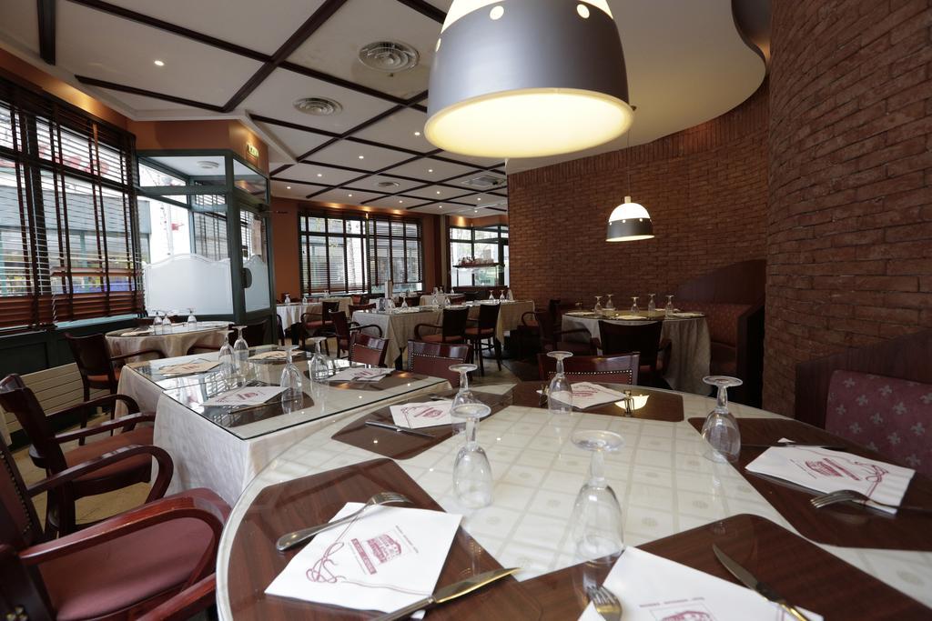 Hotel Au Petit Caporal Maisons-Alfort Kültér fotó