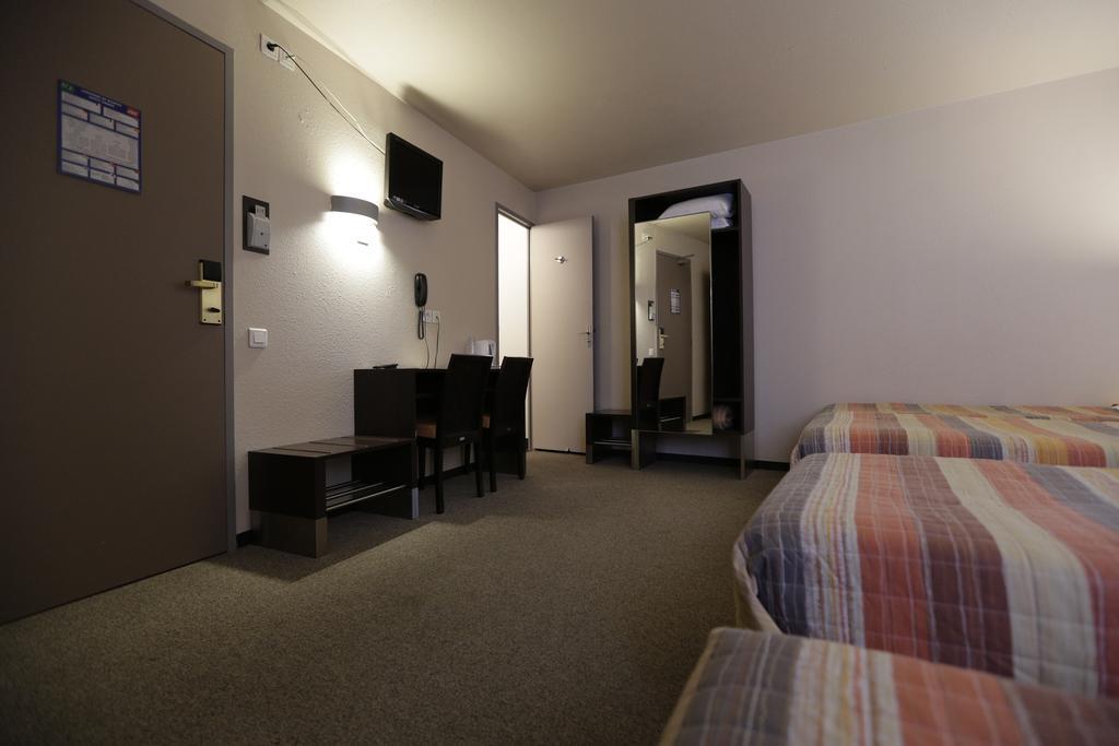 Hotel Au Petit Caporal Maisons-Alfort Szoba fotó