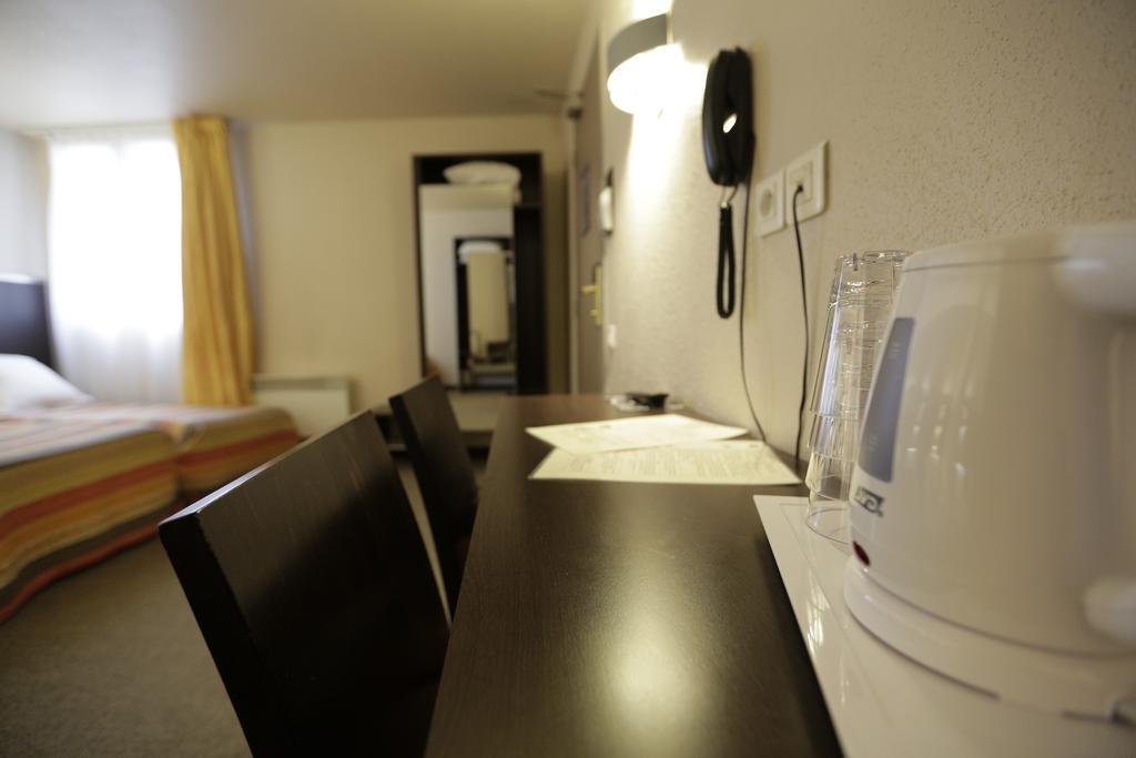 Hotel Au Petit Caporal Maisons-Alfort Kültér fotó