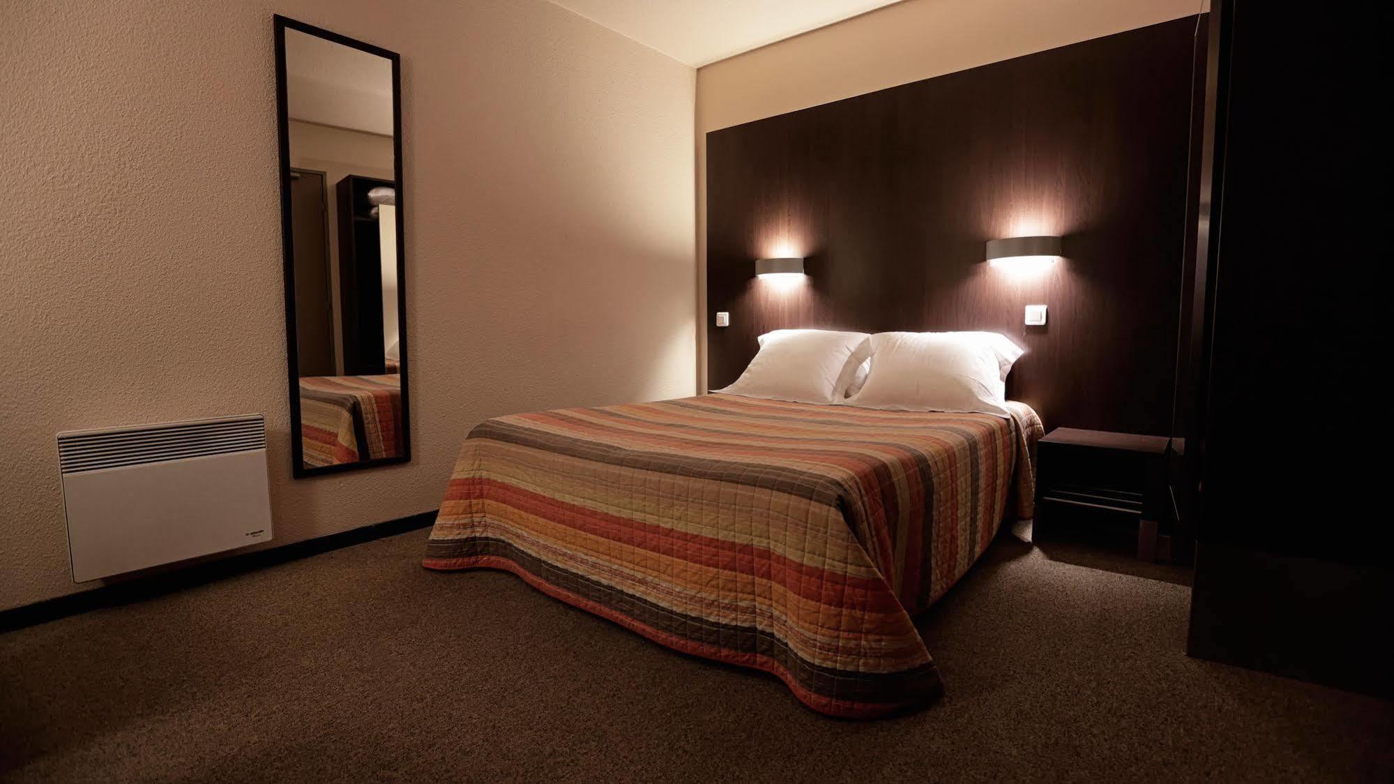 Hotel Au Petit Caporal Maisons-Alfort Kültér fotó