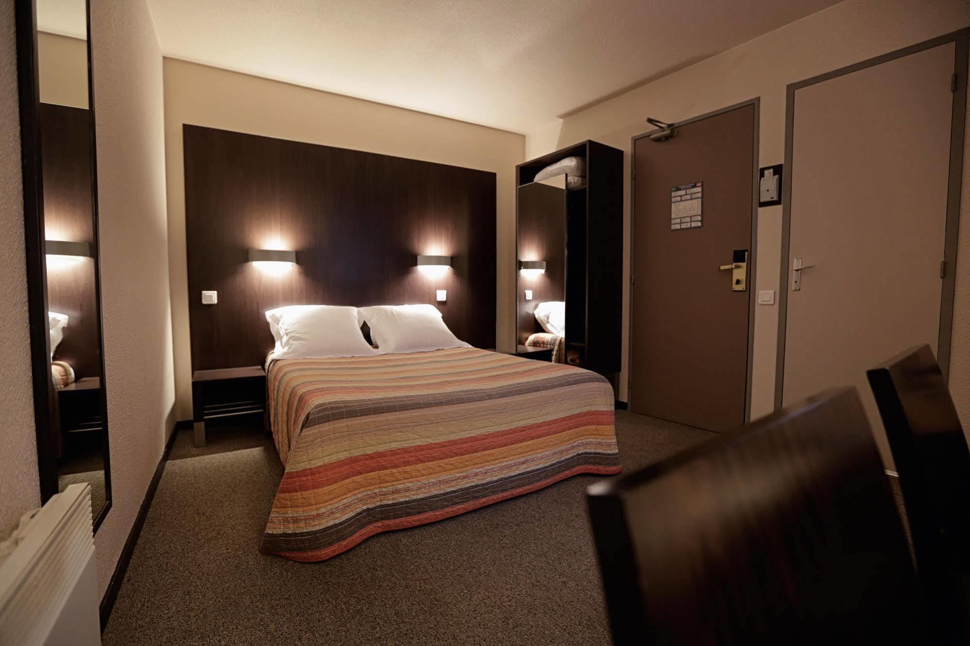 Hotel Au Petit Caporal Maisons-Alfort Kültér fotó