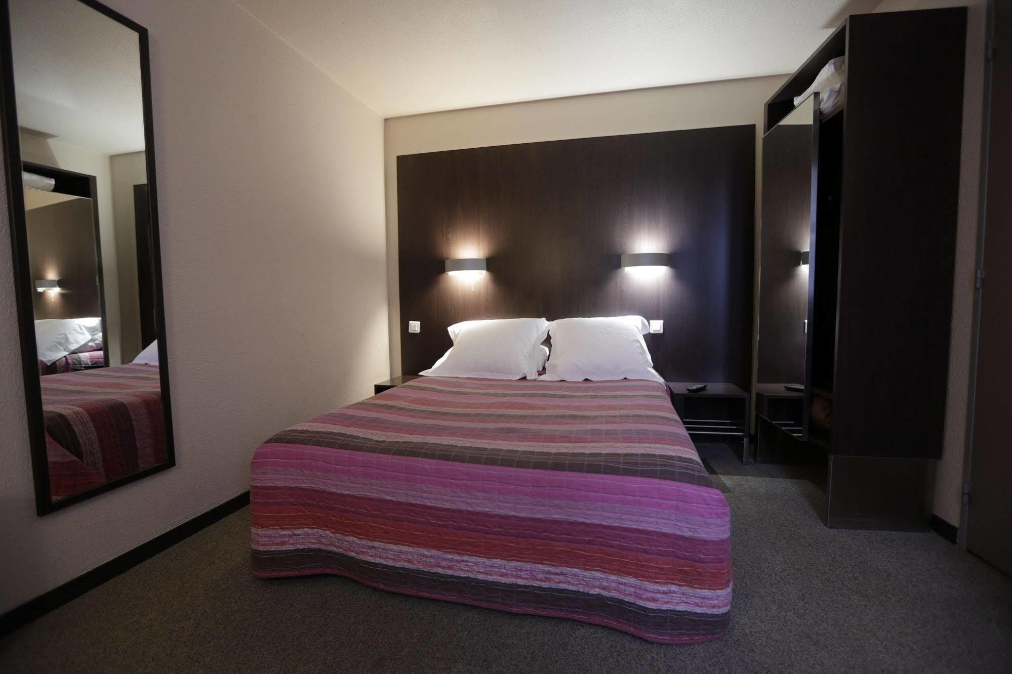 Hotel Au Petit Caporal Maisons-Alfort Kültér fotó